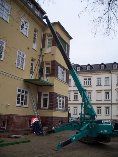 Balkonmontage mit Minikran MC405 Wohnhaus in Döbeln